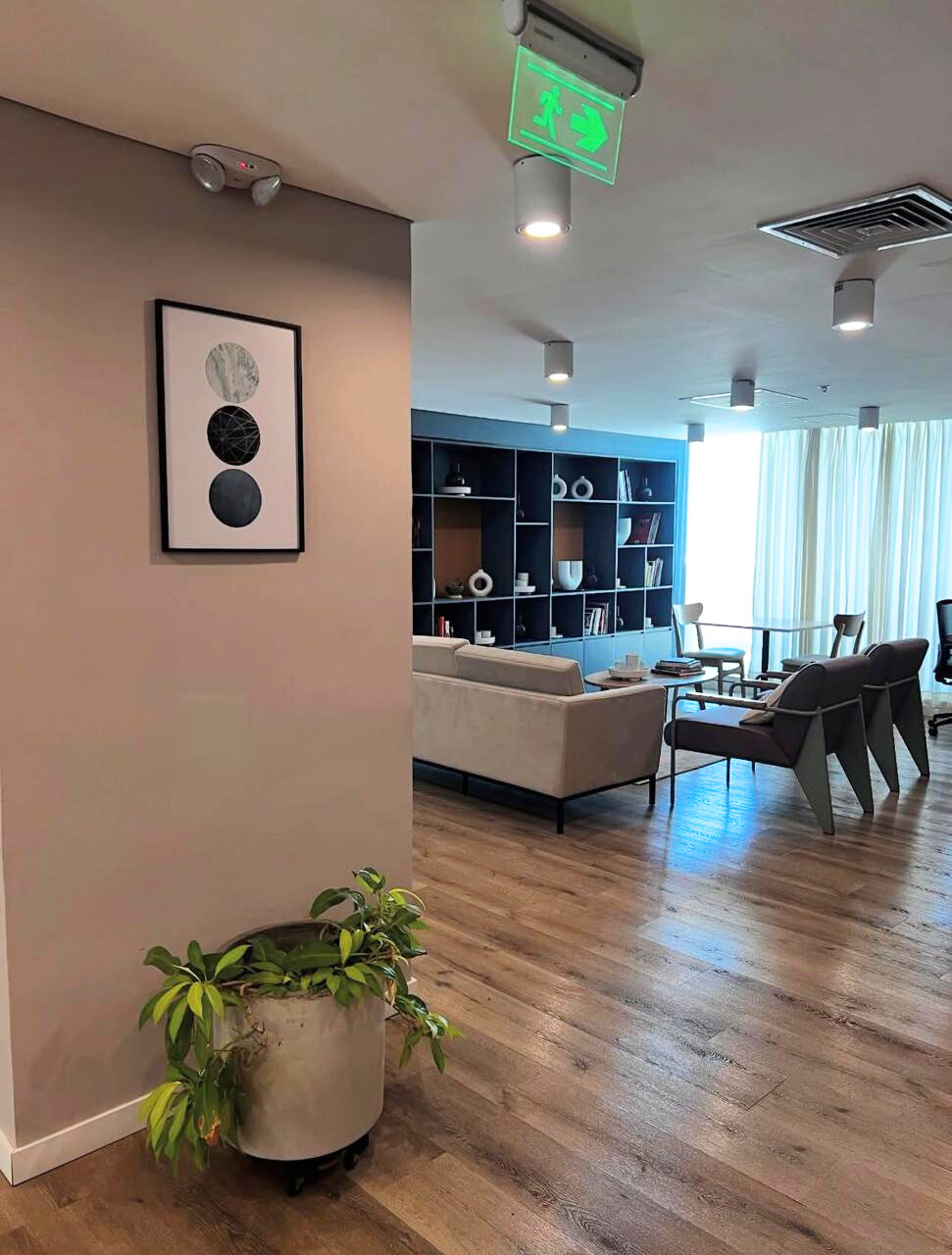 Furnished shared lounge at the prospective Barranquilla business center